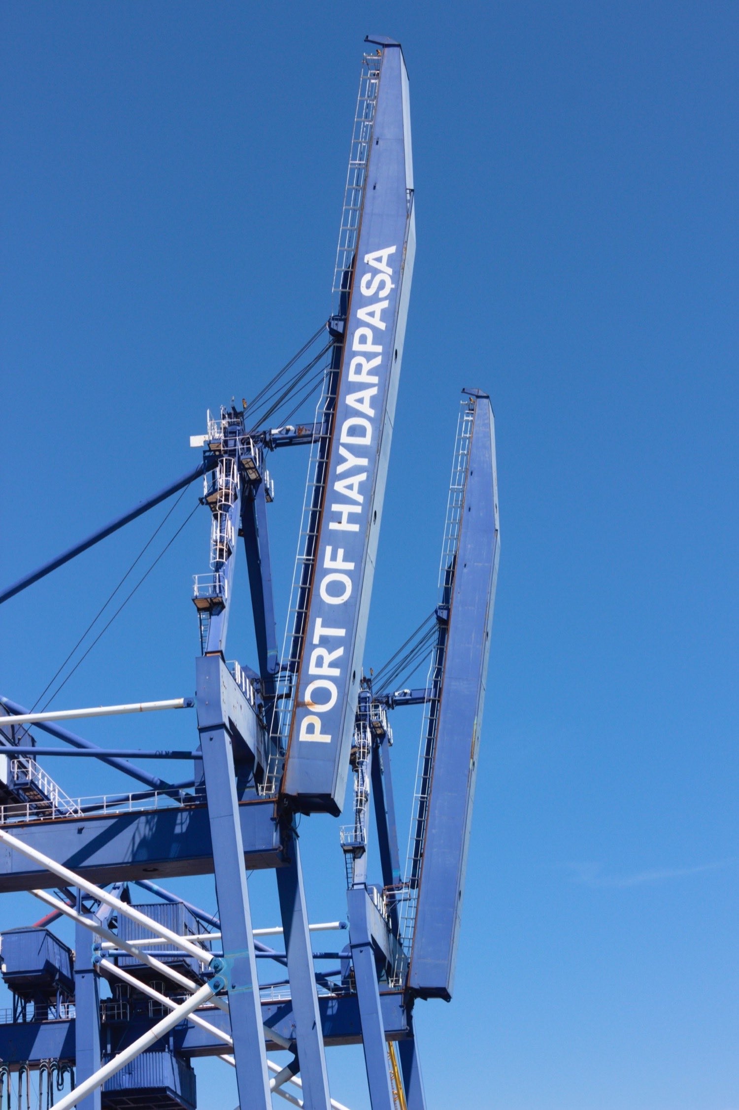 En containerkran i en hamn.