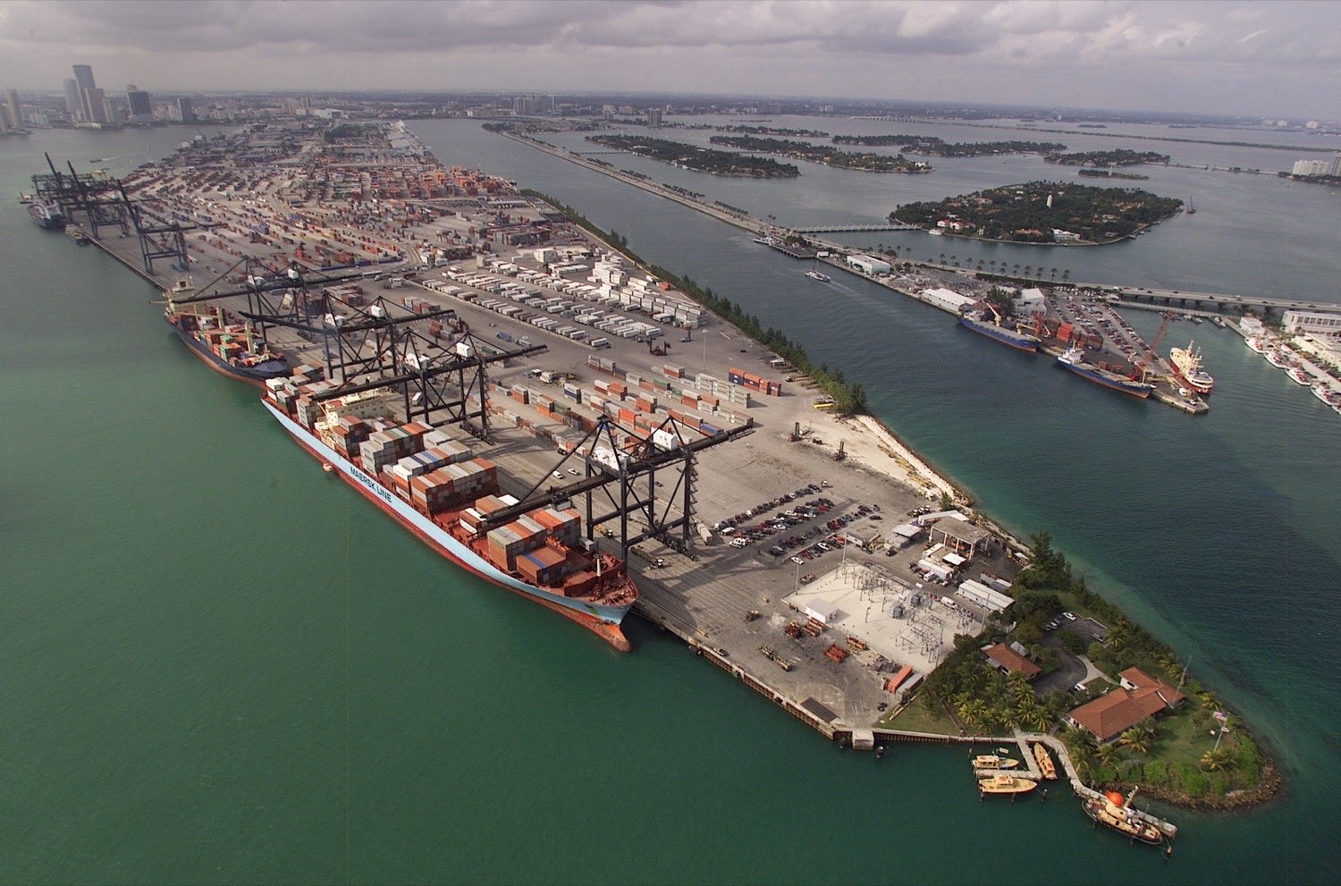 En containerterminal i en hamn.