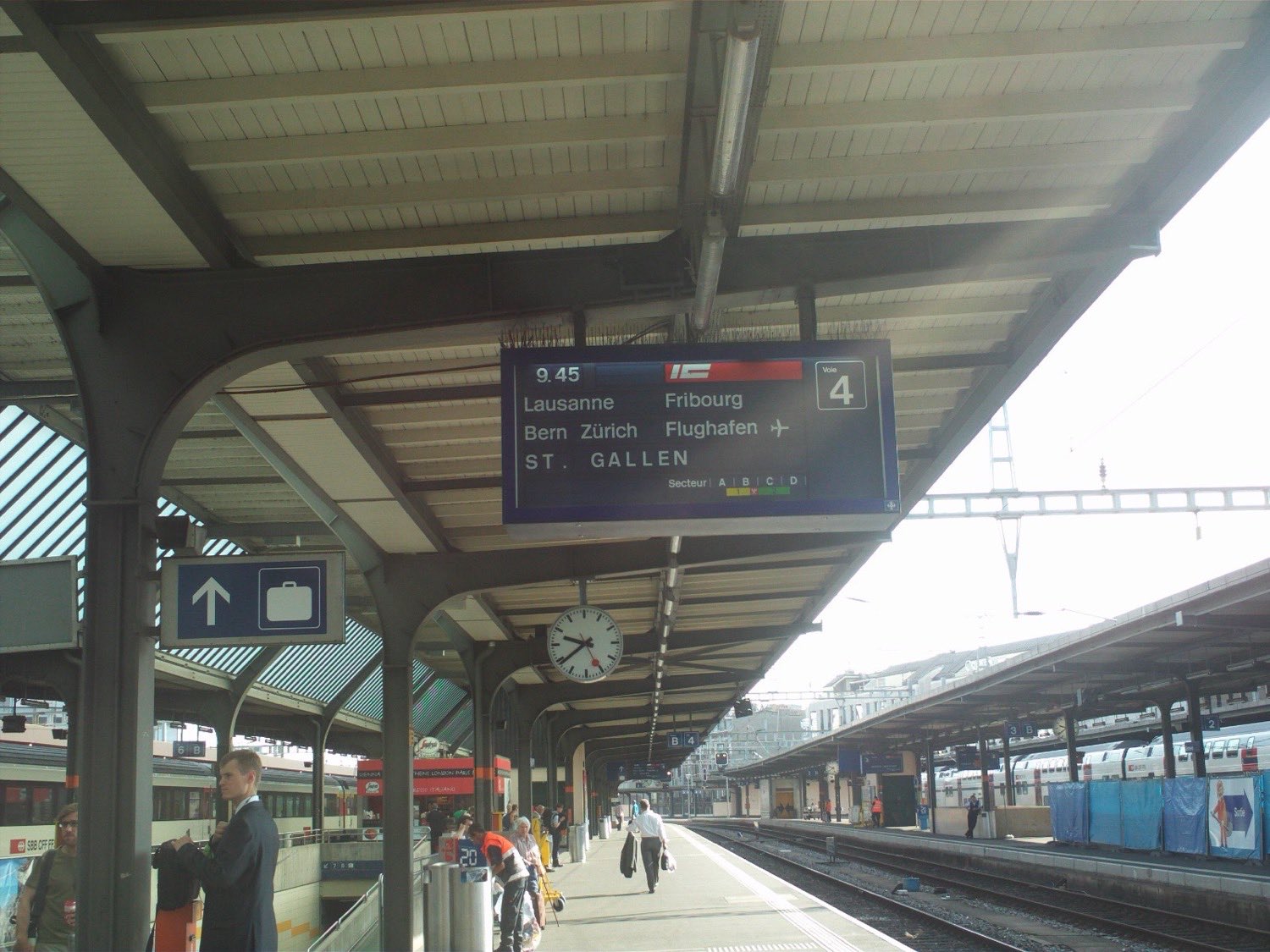 Spår och plattform vid en järnvägsstation.